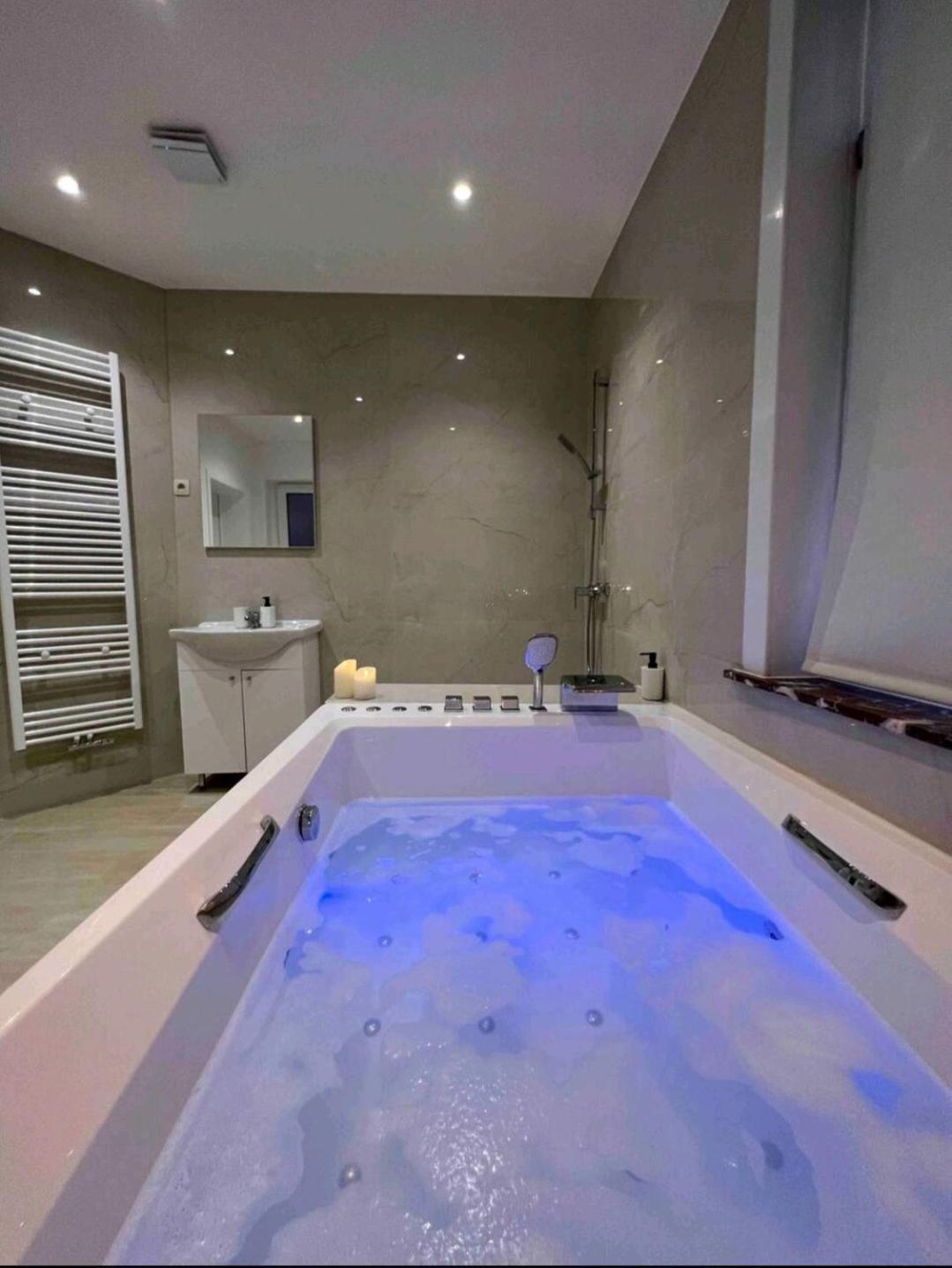 בריסל Sublime Appartement Calme Cosy & Jacuzzi מראה חיצוני תמונה